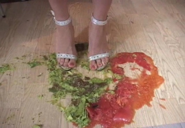 生足&サンダルでフードクラッシュするレースクイーン